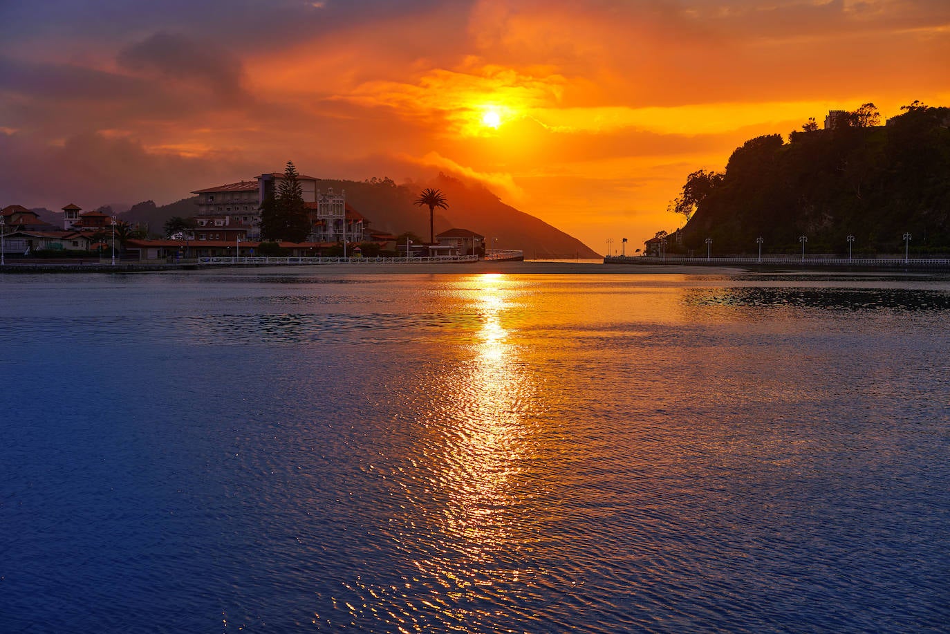 3.- Ribadesella (Asturias) | 4990 Búsquedas/mes. Mundialmente conocida por el famoso descenso internacional de piraguas del río Sella, que reúne cada agosto a cientos de personas, este municipio en pleno corazón de Asturias se ha convertido en una de las villas más visitadas de la costa norte de España. Un encantador pueblo ubicado a lo largo de la desembocadura del río Sella y a orillas del Cantábrico que tiene atractivos para todos los gustos. Lo que no te puedes perder, según Holidú: Descenso Internacional del Sella, la Cueva de Tito Bustillo y la ermita de la Virgen de la Guía. 