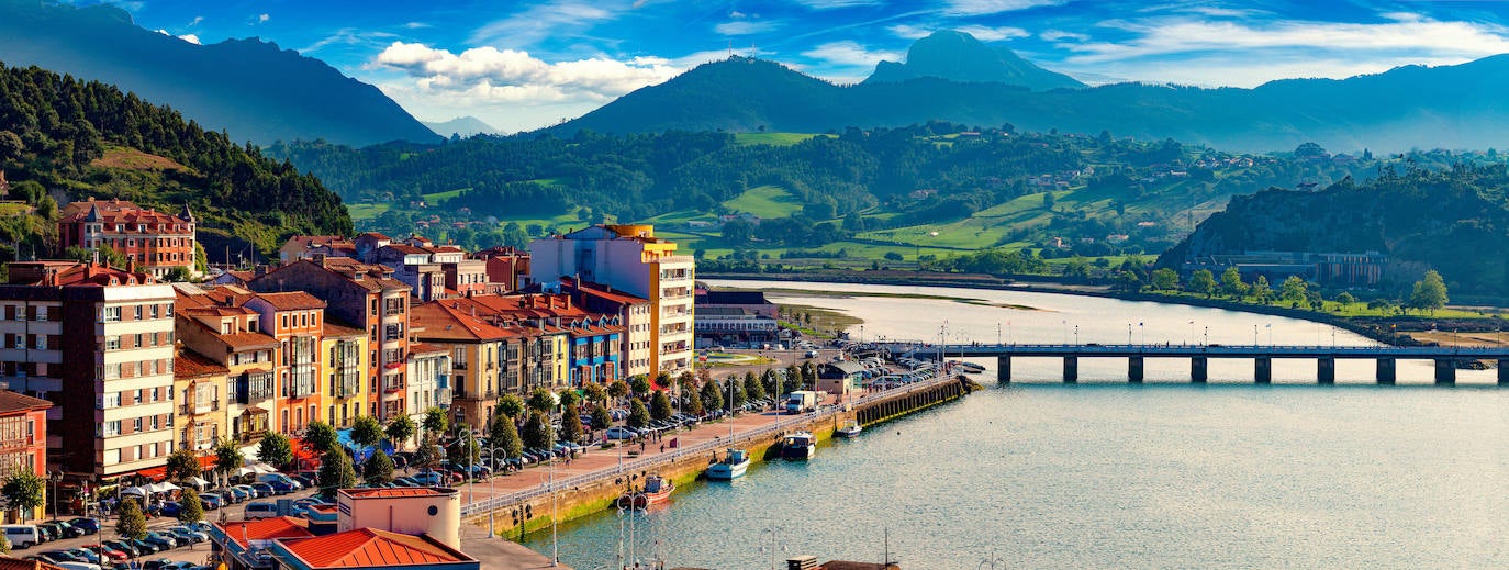 3.- Ribadesella (Asturias) | 4990 Búsquedas/mes. Mundialmente conocida por el famoso descenso internacional de piraguas del río Sella, que reúne cada agosto a cientos de personas, este municipio en pleno corazón de Asturias se ha convertido en una de las villas más visitadas de la costa norte de España. Un encantador pueblo ubicado a lo largo de la desembocadura del río Sella y a orillas del Cantábrico que tiene atractivos para todos los gustos. Lo que no te puedes perder, según Holidú: Descenso Internacional del Sella, la Cueva de Tito Bustillo y la ermita de la Virgen de la Guía. 