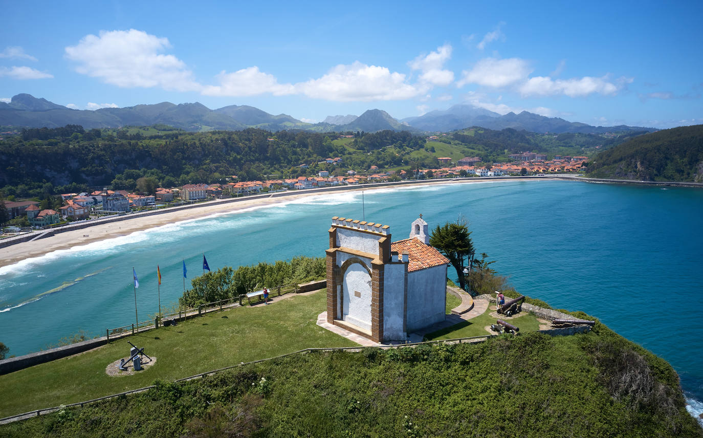 3.- Ribadesella (Asturias) | 4990 Búsquedas/mes. Mundialmente conocida por el famoso descenso internacional de piraguas del río Sella, que reúne cada agosto a cientos de personas, este municipio en pleno corazón de Asturias se ha convertido en una de las villas más visitadas de la costa norte de España. Un encantador pueblo ubicado a lo largo de la desembocadura del río Sella y a orillas del Cantábrico que tiene atractivos para todos los gustos. Lo que no te puedes perder, según Holidú: Descenso Internacional del Sella, la Cueva de Tito Bustillo y la ermita de la Virgen de la Guía. 