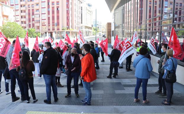 Galería. Manifestantes a las puertas de la estacion de trenes de León.