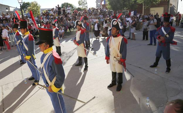 Los soldados franceses entran en Autilla del Pino durante la representación.