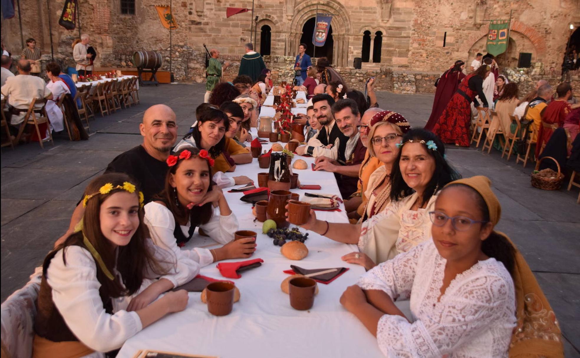 Participantes, vestidos de época, en la cena de clausura de Medieval, en el claustro del Monasterio de Santa María de Carracedo.