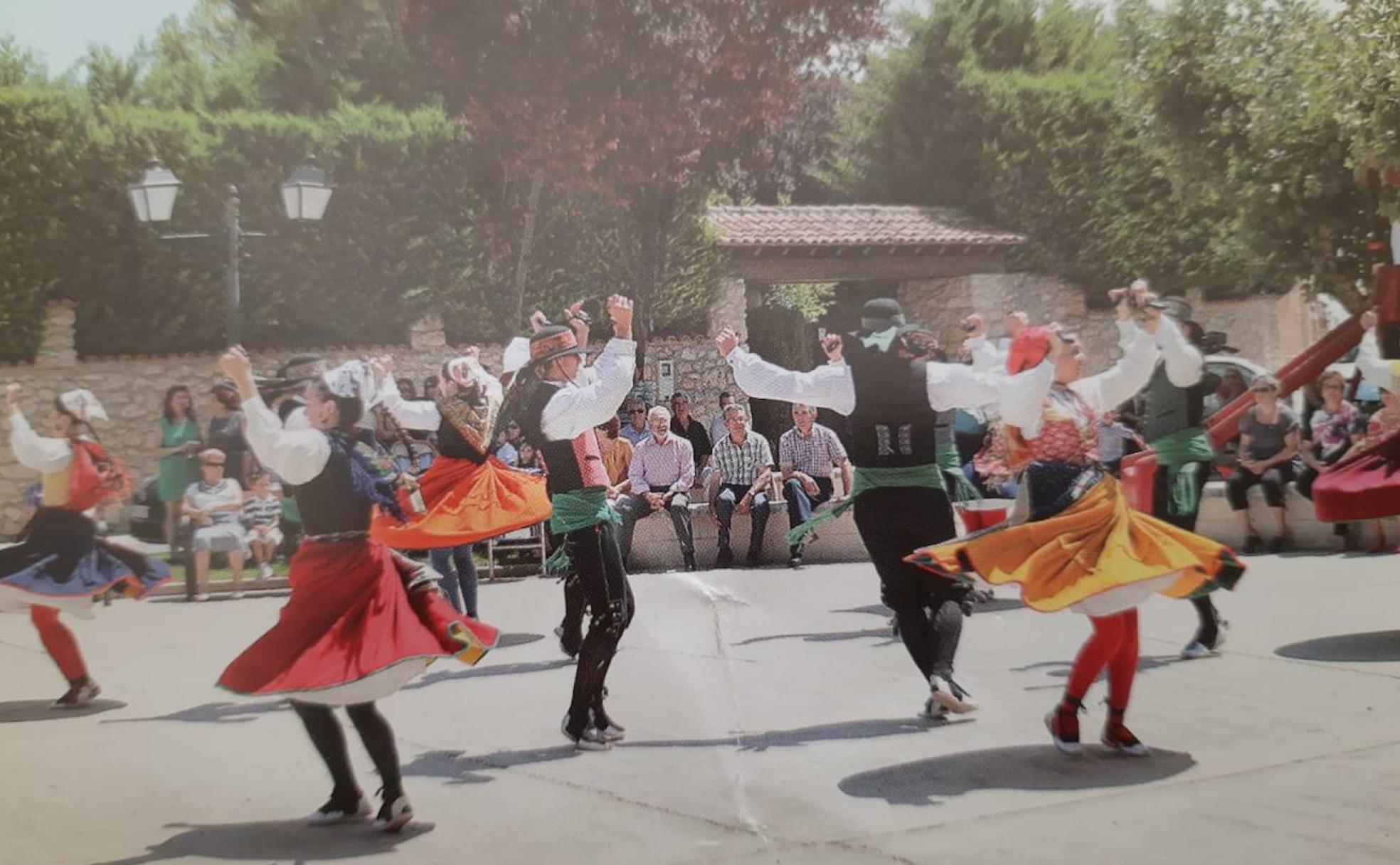 Bailes populares con motivo de la fiesta de la Natividad de la Virgen en Fresnillo de las Dueñas.