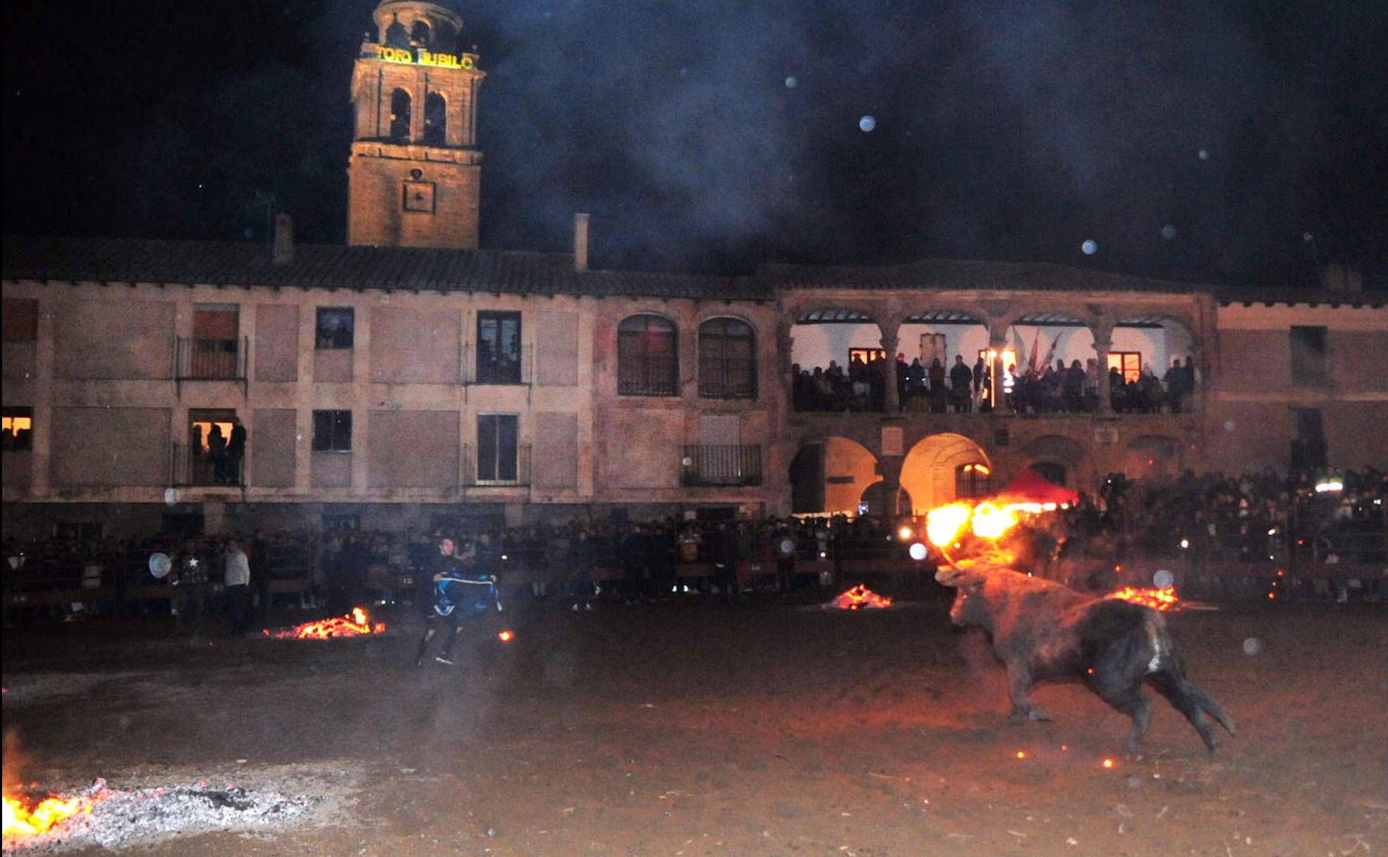 La Plaza Mayor de Medinaceli, durante el espectáculo taurino que es la principal tradición del pueblo.