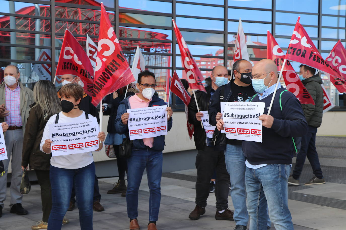 Los trabajadores de Renfe en León se concentran para reclamar mismas condiciones laborales para unos trabajadores interinizados