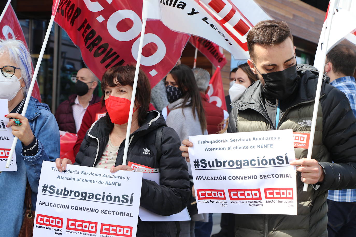 Los trabajadores de Renfe en León se concentran para reclamar mismas condiciones laborales para unos trabajadores interinizados