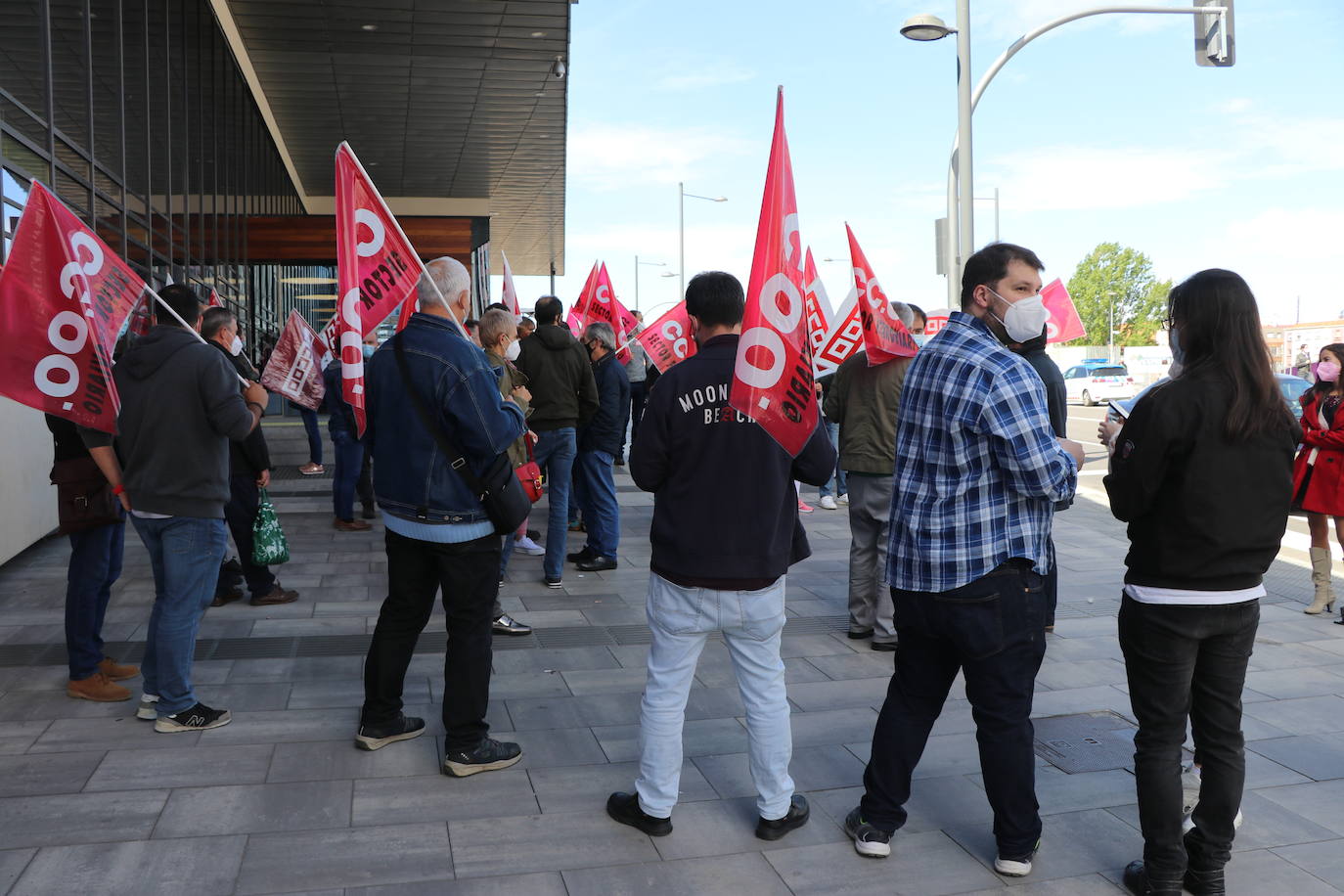 Los trabajadores de Renfe en León se concentran para reclamar mismas condiciones laborales para unos trabajadores interinizados