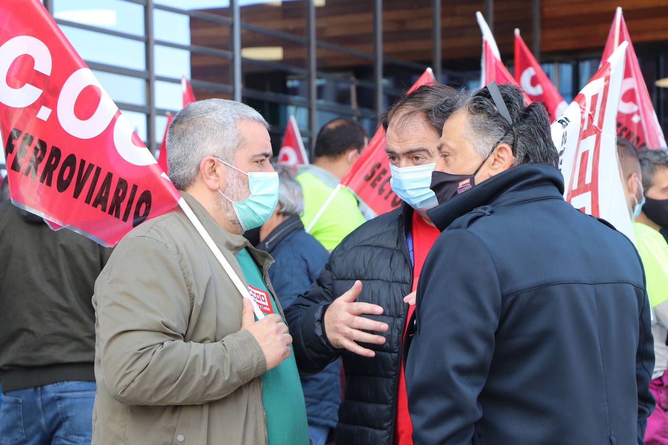 Los trabajadores de Renfe en León se concentran para reclamar mismas condiciones laborales para unos trabajadores interinizados