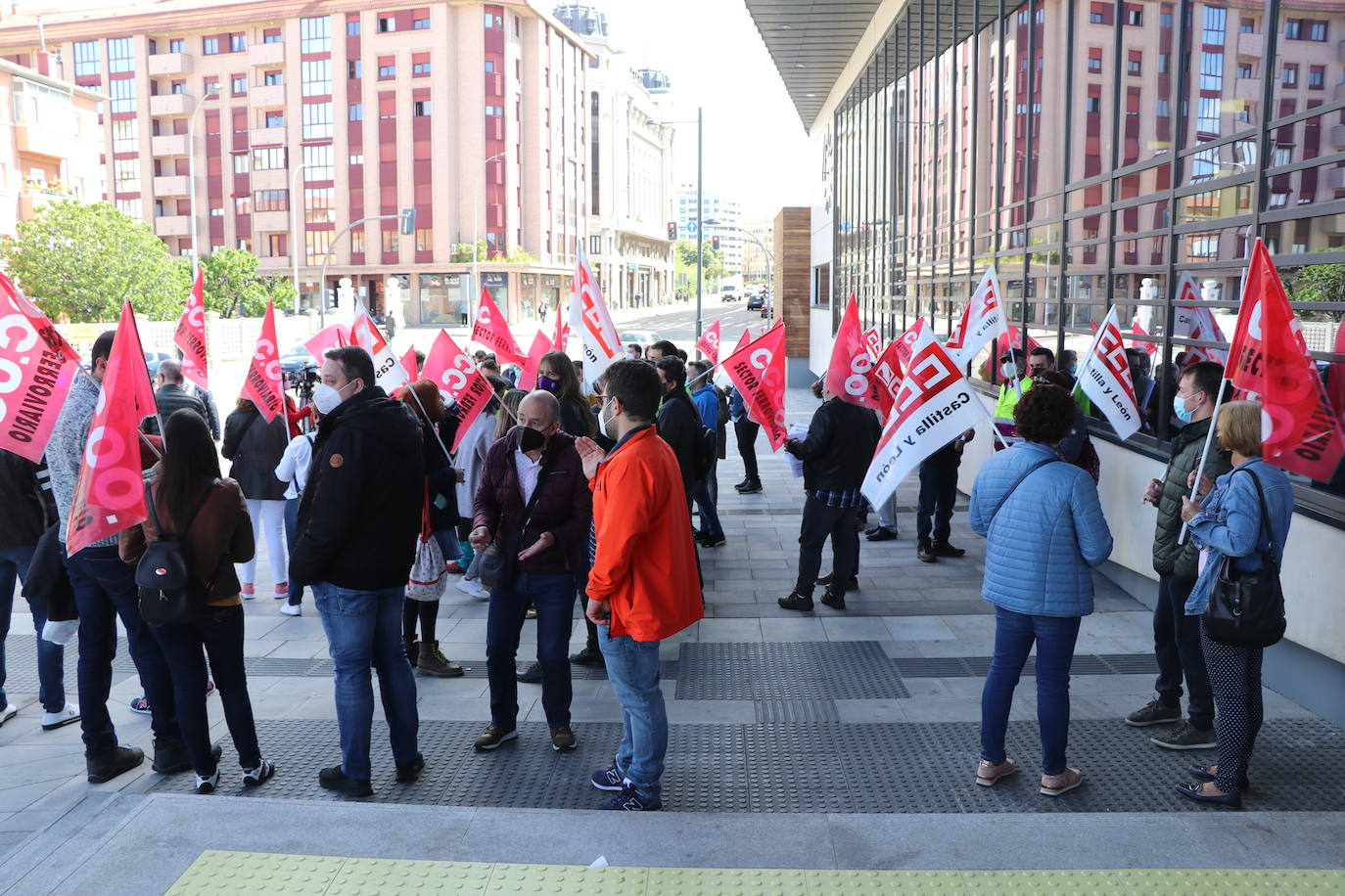 Los trabajadores de Renfe en León se concentran para reclamar mismas condiciones laborales para unos trabajadores interinizados