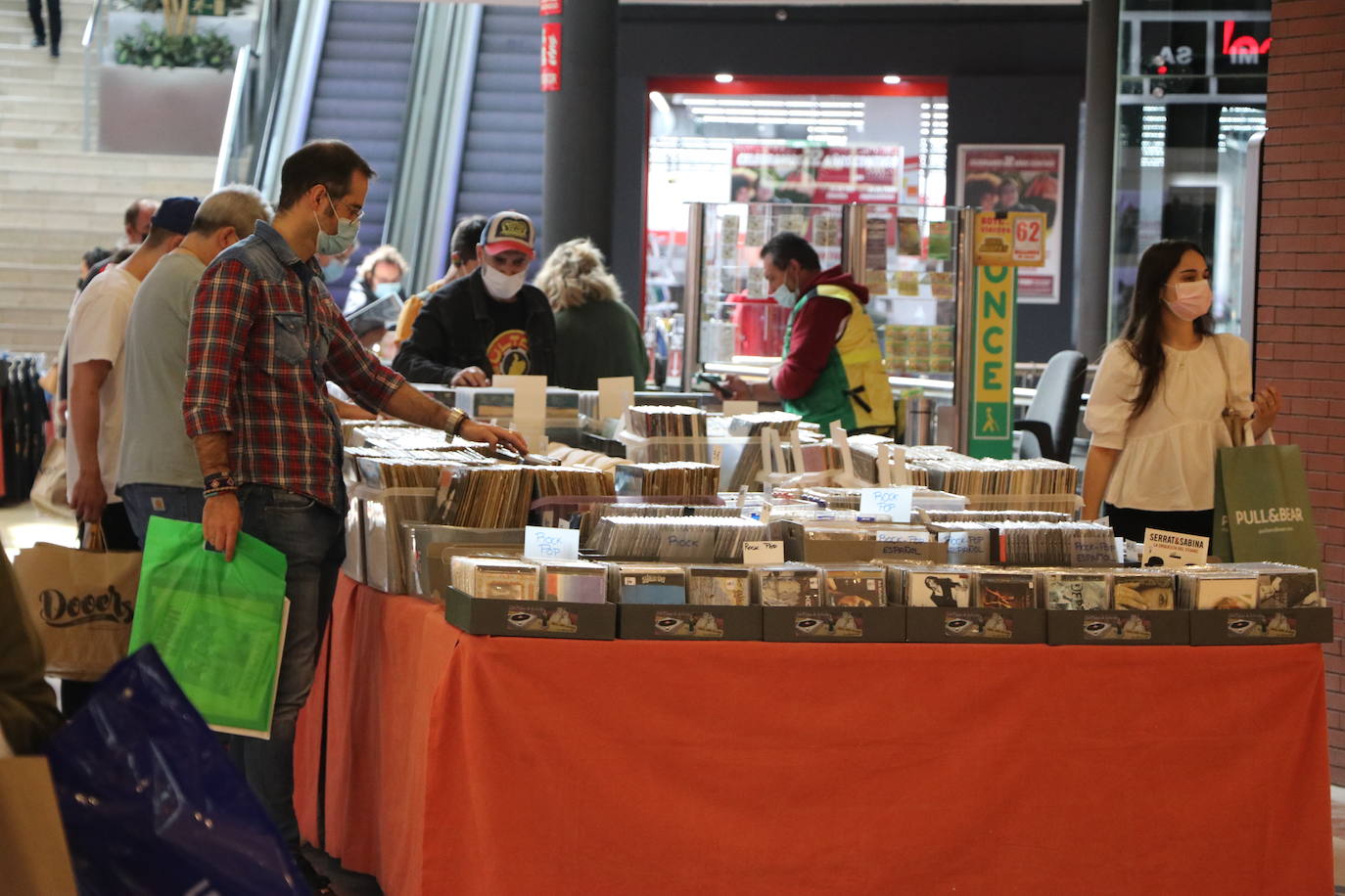 Varios stand ocupan la planta baja del centro comercial para intercambiar sus reliquias