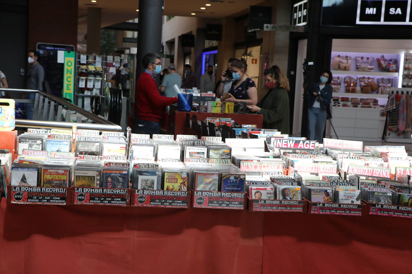 Varios stand ocupan la planta baja del centro comercial para intercambiar sus reliquias