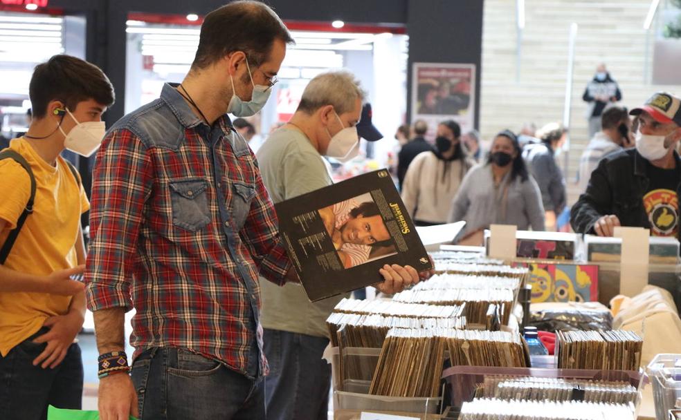 Un hombre coge entre sus manos un vinilo de Julio Iglesias.