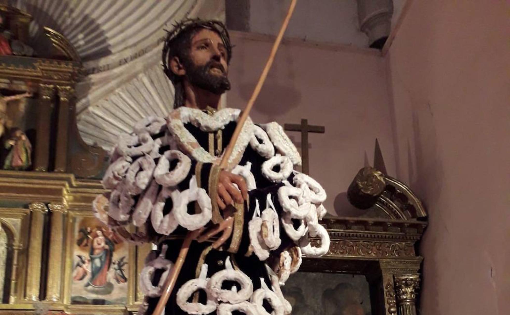 El 1 de mayo, el Cristo de la Vera Cruz se convierte en el Cristo de las Rosquillas, para los vecinos de Sanchidrián menores de dos años.