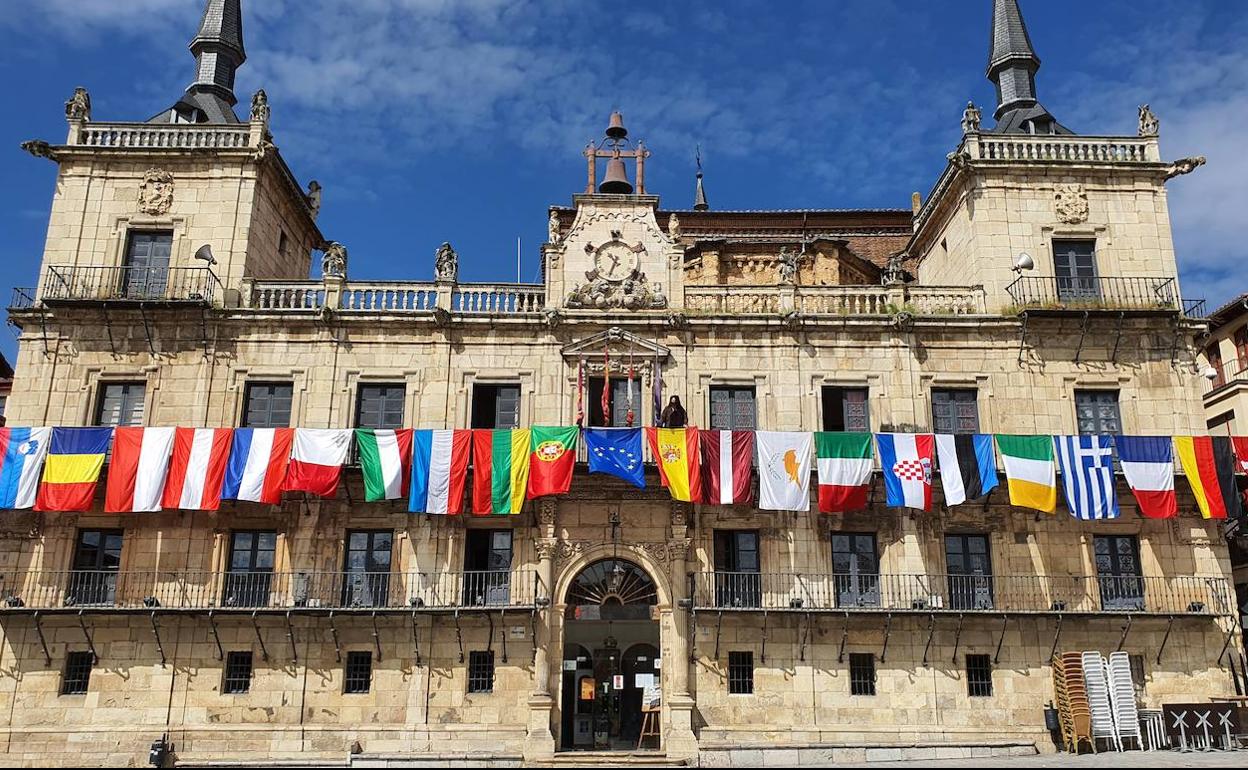 Banderas colgadas del edificio de la plaza Mayor.