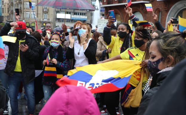 Galería. Banderas y el tricolor invaden el centro de León.