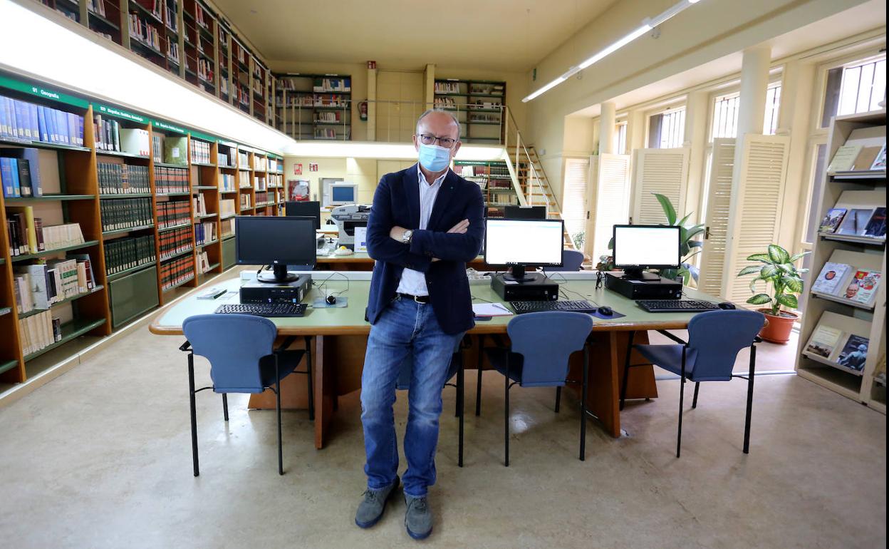 El director de la Biblioteca de Castilla y León y Jefe del Servicio de Bibliotecas, Jose Lorenzo, en la sala de investigadores del centro.