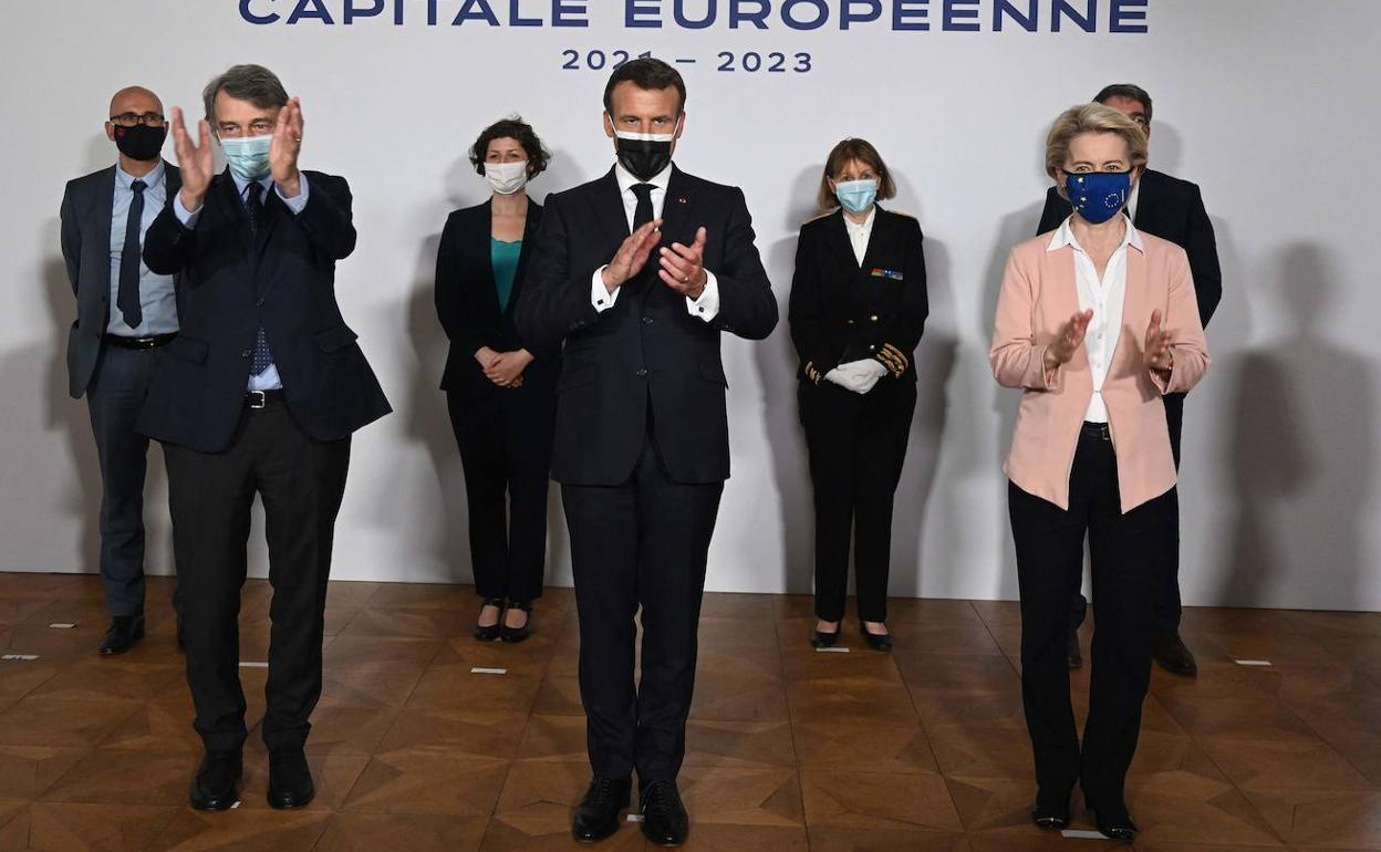 El presidente del Parlamento Europeo (izda), David Sassoli; el presidente francés, Emmanuel Macron (ctro.), y la presidentta de la Comisión, Ursula von der Leyen , durante el acto celebrado en la sede de la Cámara europea en Estrasburgo.