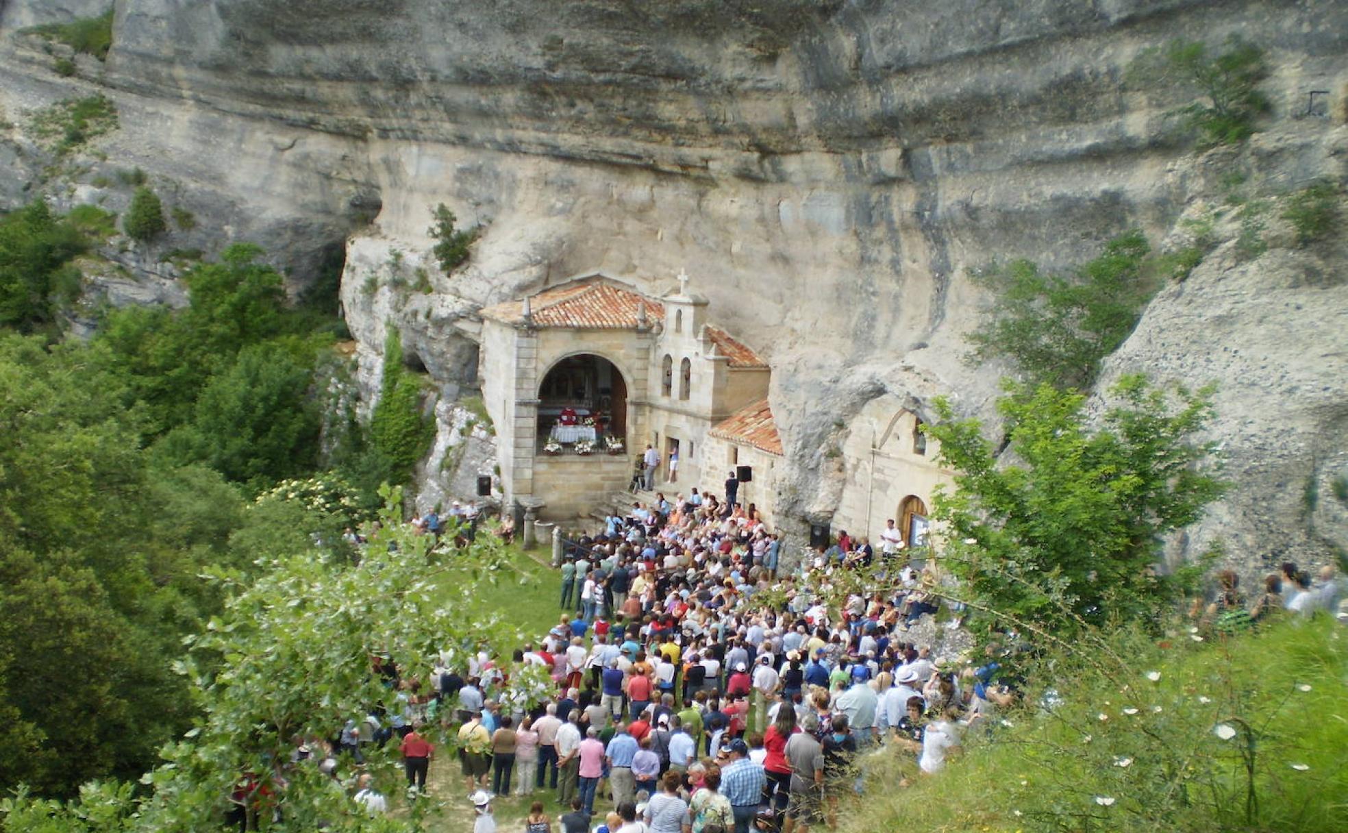 Romería de San Bernabé en el Monumento Natural de Ojo Guareña, joya kárstica de Merindad de Sotoscueva.