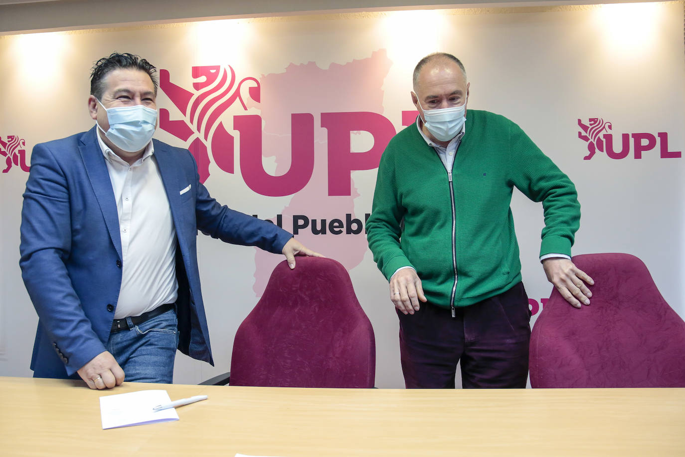 El secretario general de UPL, Luis Mariano Santos, y el vicesecretario general, Eduardo López Sendino, informan sobre la manifestación leonesista que convoca la asociación Conceyu País Llionés.