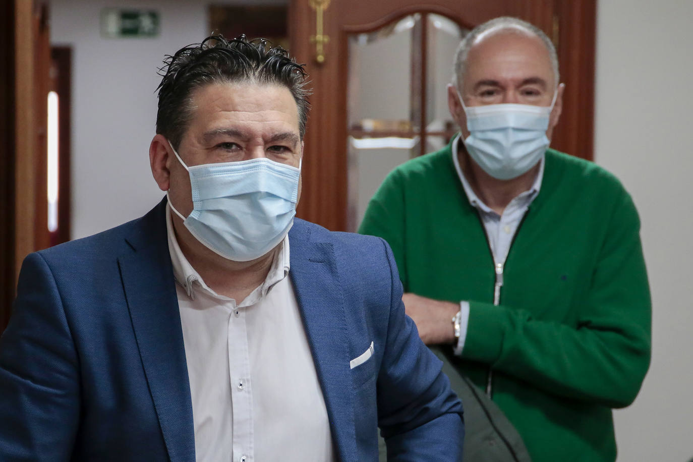 El secretario general de UPL, Luis Mariano Santos, y el vicesecretario general, Eduardo López Sendino, informan sobre la manifestación leonesista que convoca la asociación Conceyu País Llionés.