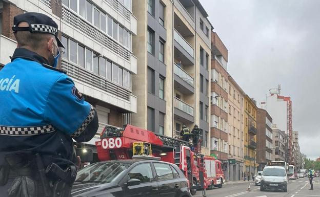 Bomberos León interviene en un inmueble del centro de la capital por el posible incendio de una chimenea