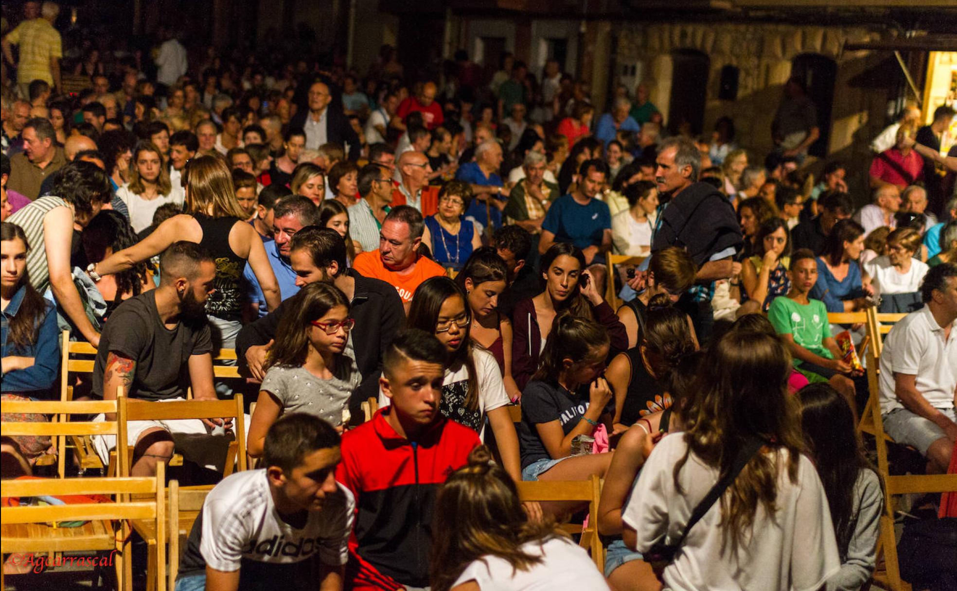 La Plaza Mayor de Milagros, abarrotada durante el Verano Cultural.