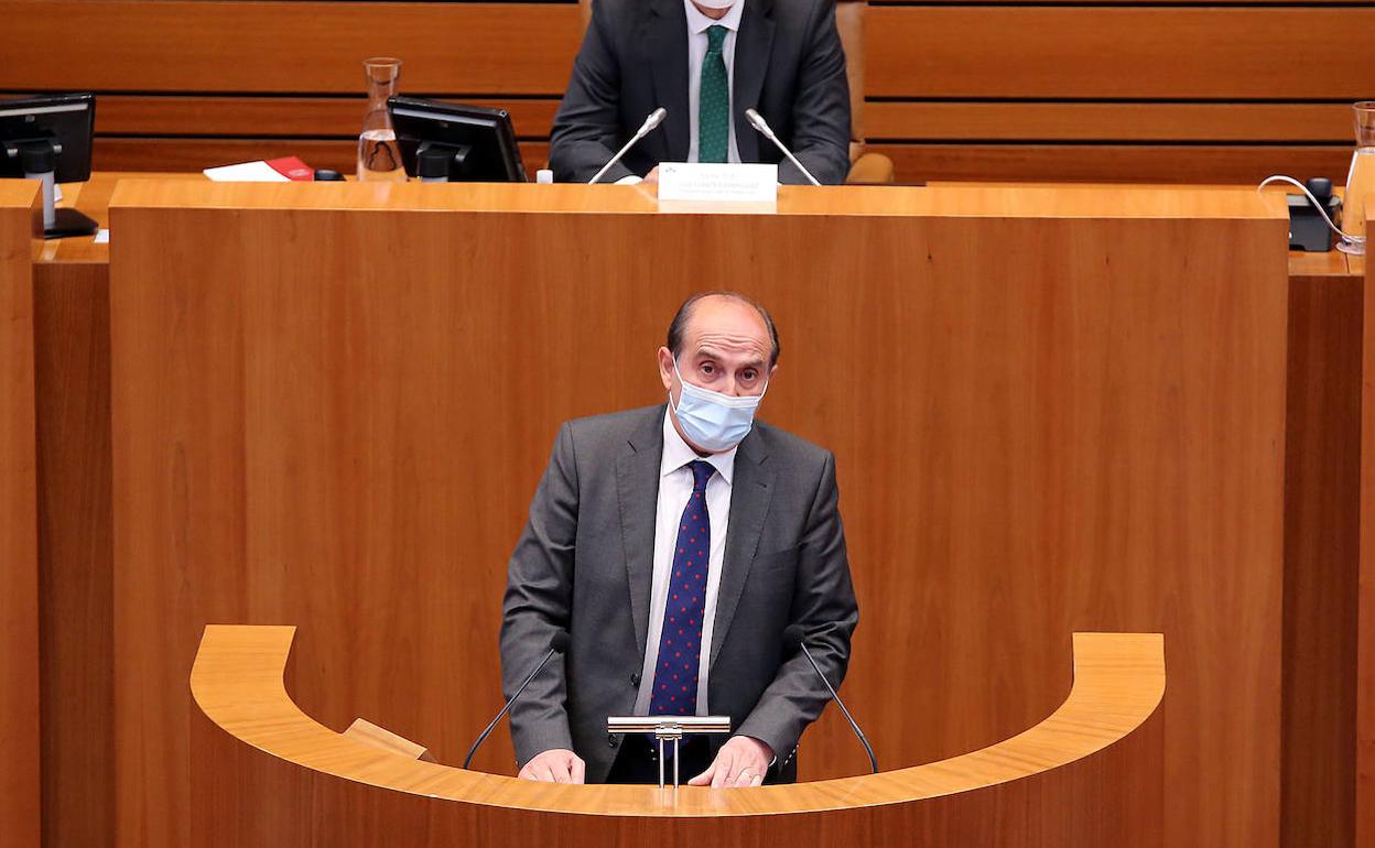 El Procurador del Común de Castilla y León, Tomás Quintana López, presenta el informe anual de la institución correspondiente a 2020 en el pleno de las Cortes.