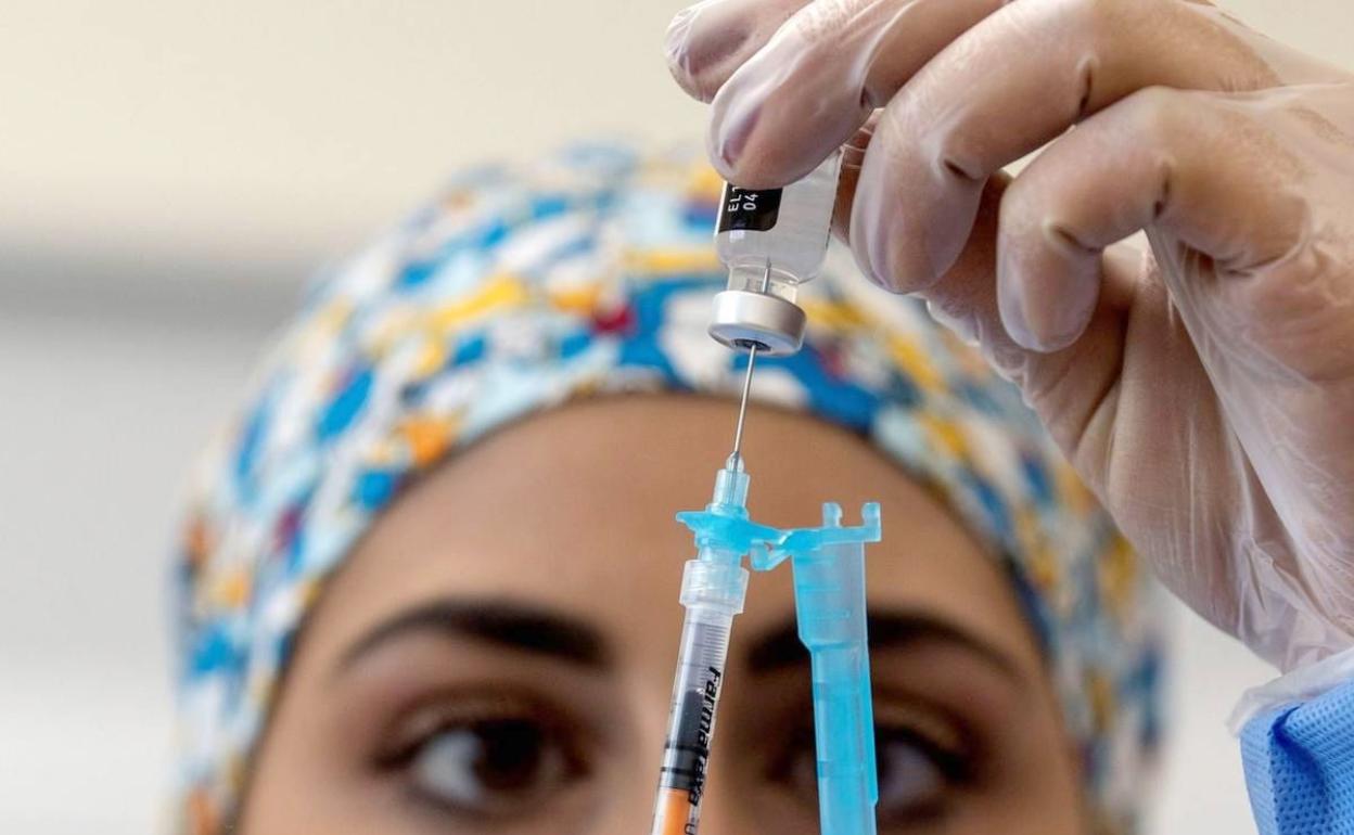 Una enfermera prepara dosis de vacuna para ser inoculadas en pacientes. 