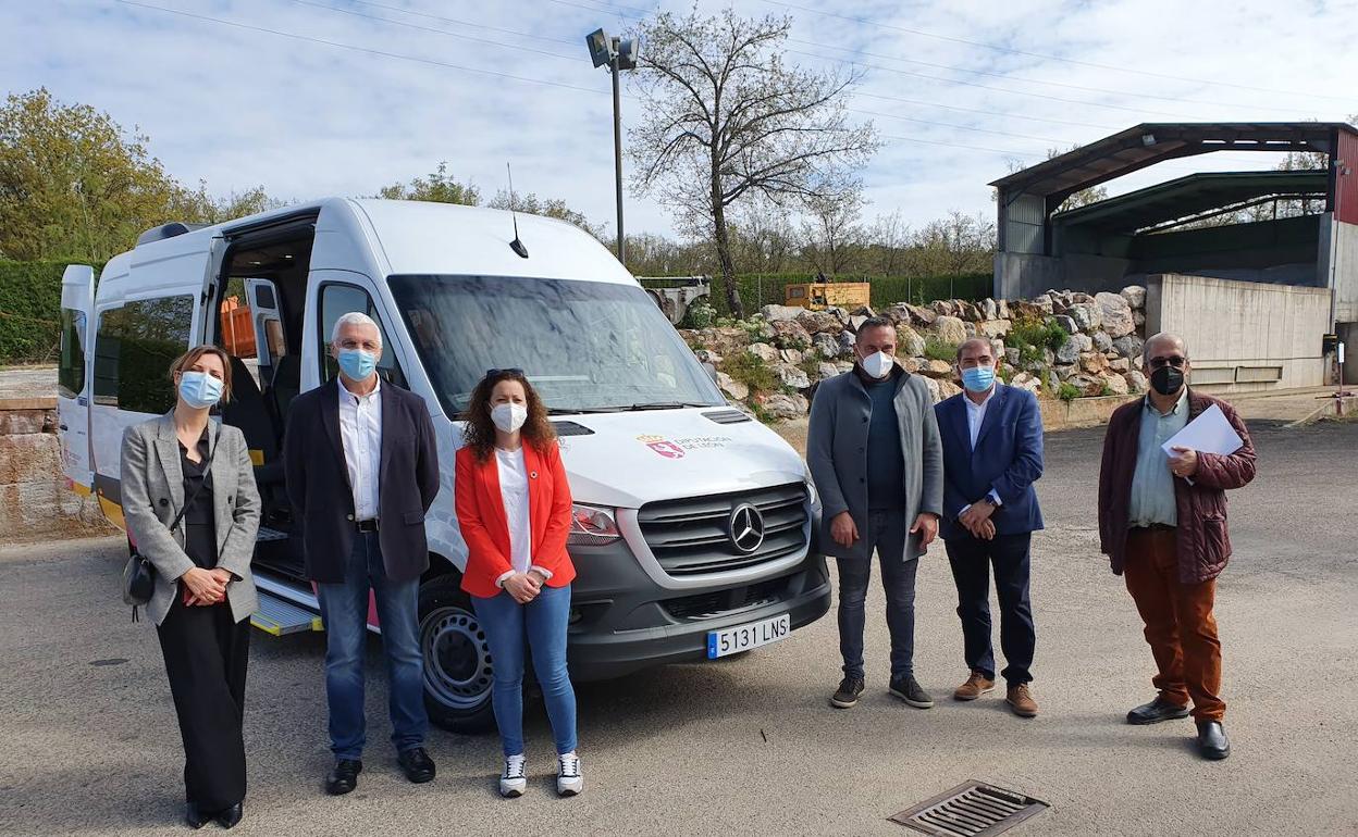 La furgoneta que empleará Cosamai y entregada por la Diputación.