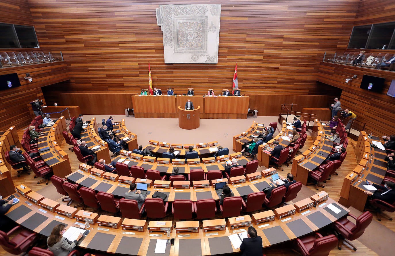 El Procurador del Común de Castilla y León, Tomás Quintana López, presenta el informe anual de la institución correspondiente a 2020 en el pleno de las Cortes.