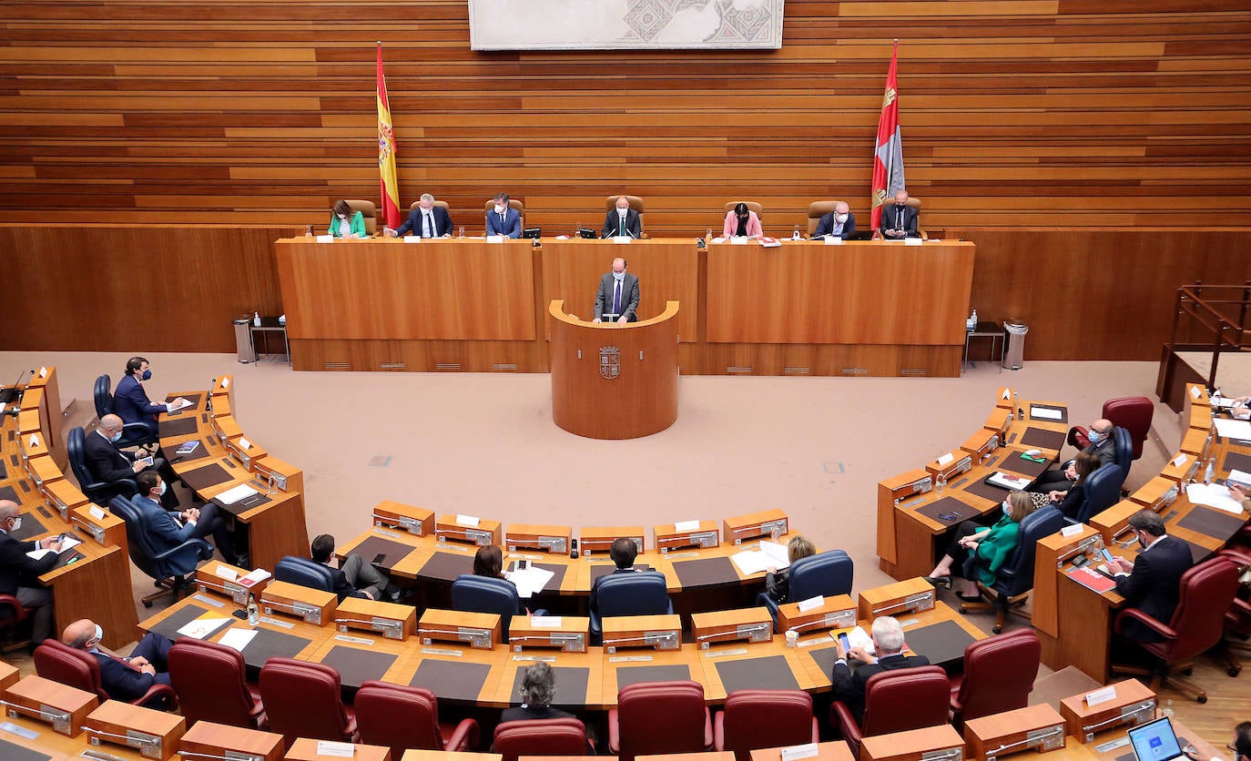 El Procurador del Común de Castilla y León, Tomás Quintana López, presenta el informe anual de la institución correspondiente a 2020 en el pleno de las Cortes.