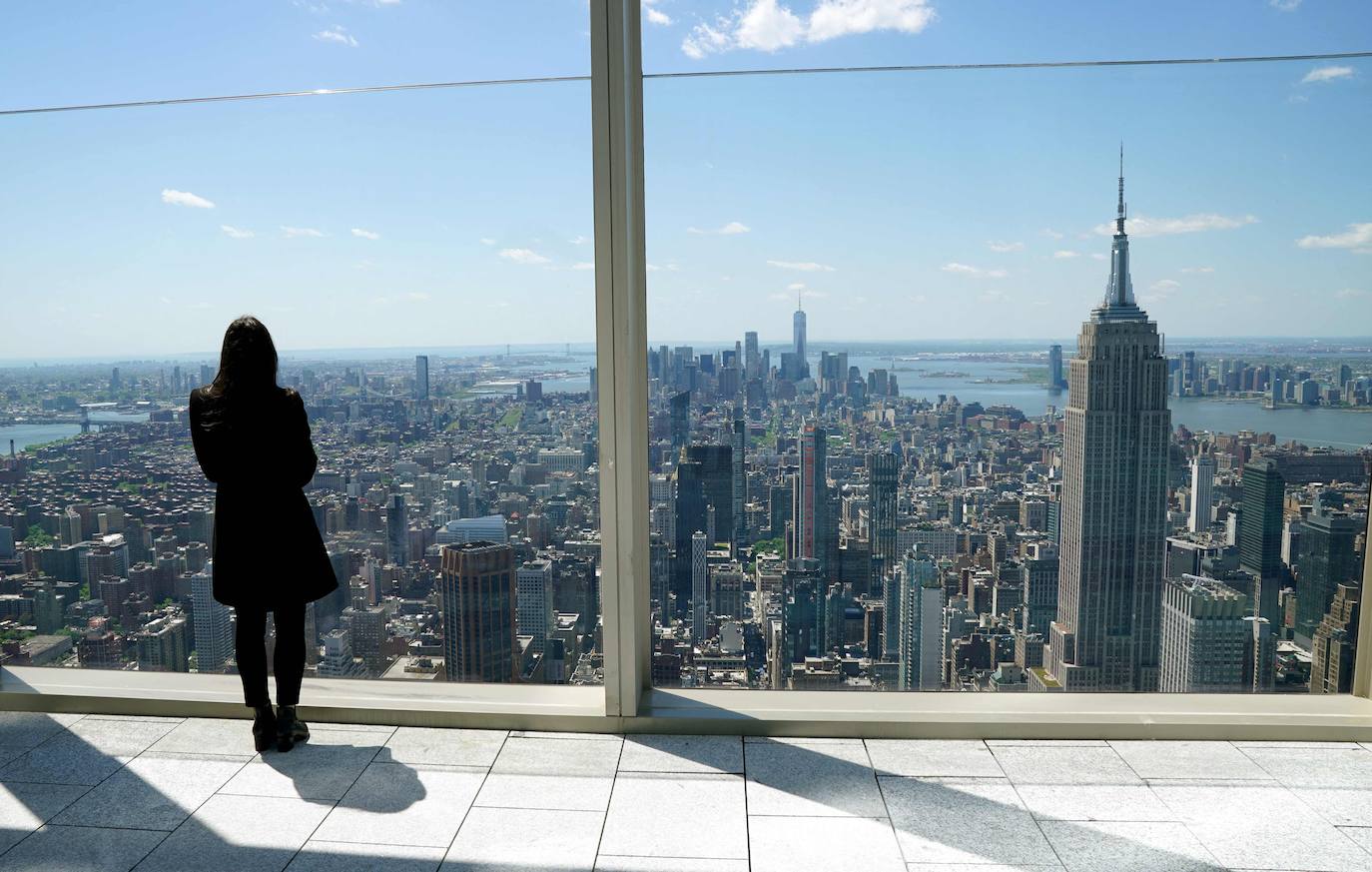 El observatorio Summit One Vanderbilt ofrece una de las vistas más impresionantes de la ciudad de Nueva York. Este lugar, que no se podrá visitar hasta el 21 de octubre porque está remodelándose, corona el edificio One Vanderbilt y se eleva a una altura de 427 metros. 