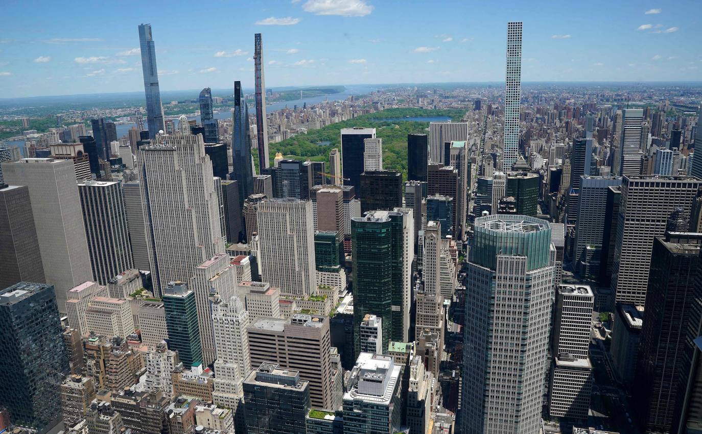 El observatorio Summit One Vanderbilt ofrece una de las vistas más impresionantes de la ciudad de Nueva York. Este lugar, que no se podrá visitar hasta el 21 de octubre porque está remodelándose, corona el edificio One Vanderbilt y se eleva a una altura de 427 metros. 