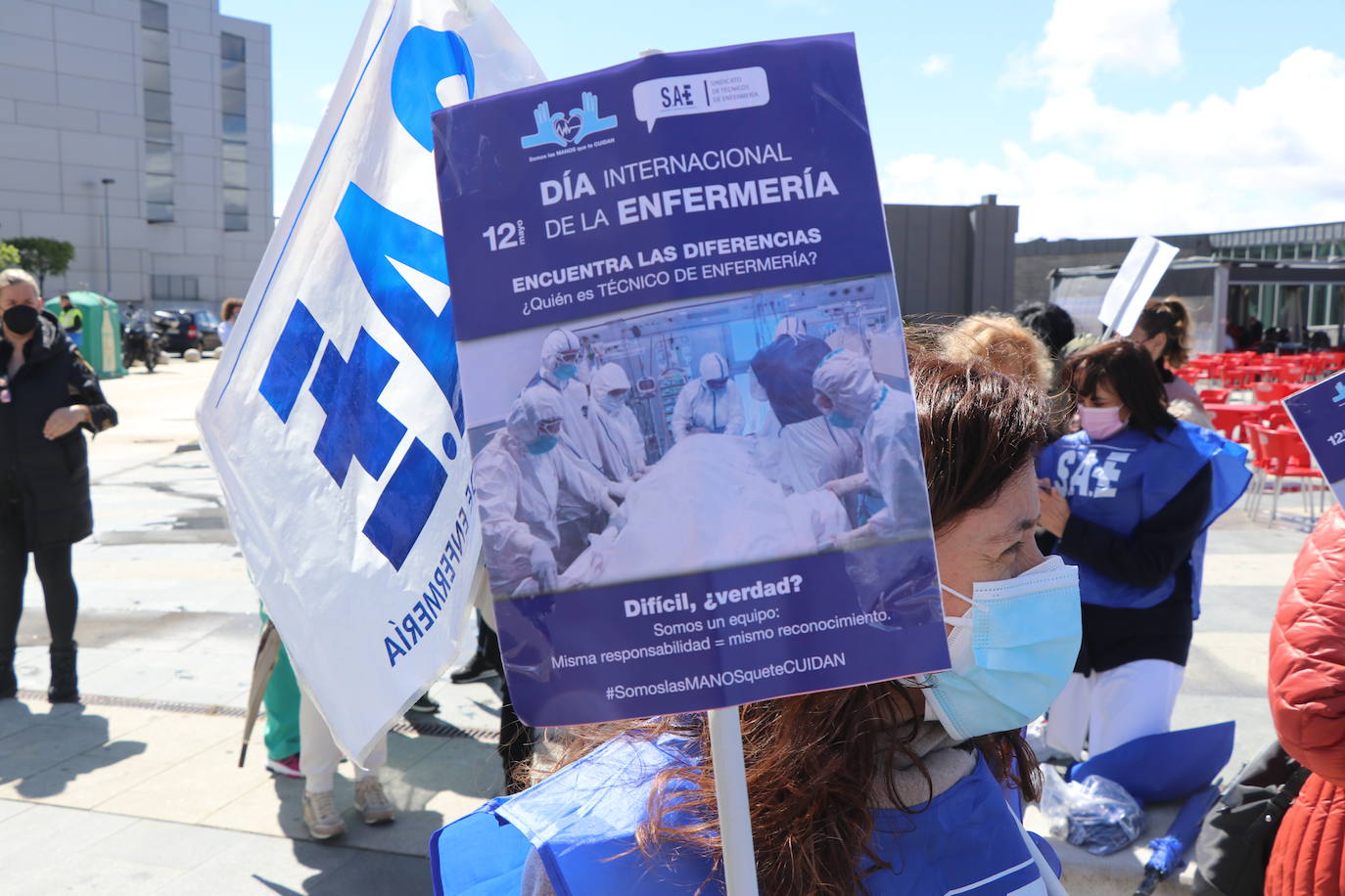 Galería. El cartel de la discordía por el que, según Sae, han sido informados de que serán denunciados por Satse y el Colegio de Enfermeros si no lo retiran.