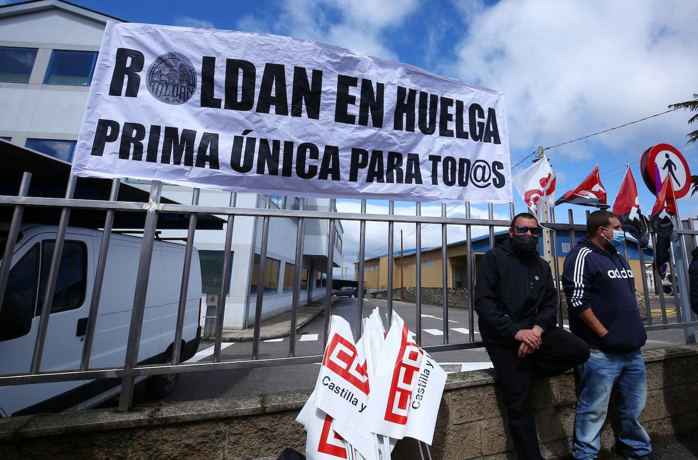 Los empleados de Roldán respaldan la primera jornada de huelga en demanda de una única prima de producción y exigen una propuesta a la empresa.