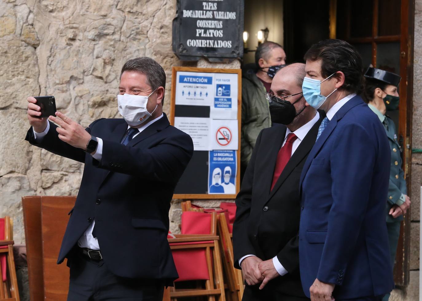 El presidente de la Junta de Castilla y León, Alfonso Fernández Mañueco, el presidente del Gobierno de Aragón, Javier Lambán, y el presidente de la Junta de Comunidades de Castilla-La Mancha, Emiliano García-Page, se hacen un selfie abres de reunirse en Albarracín (Teruel).