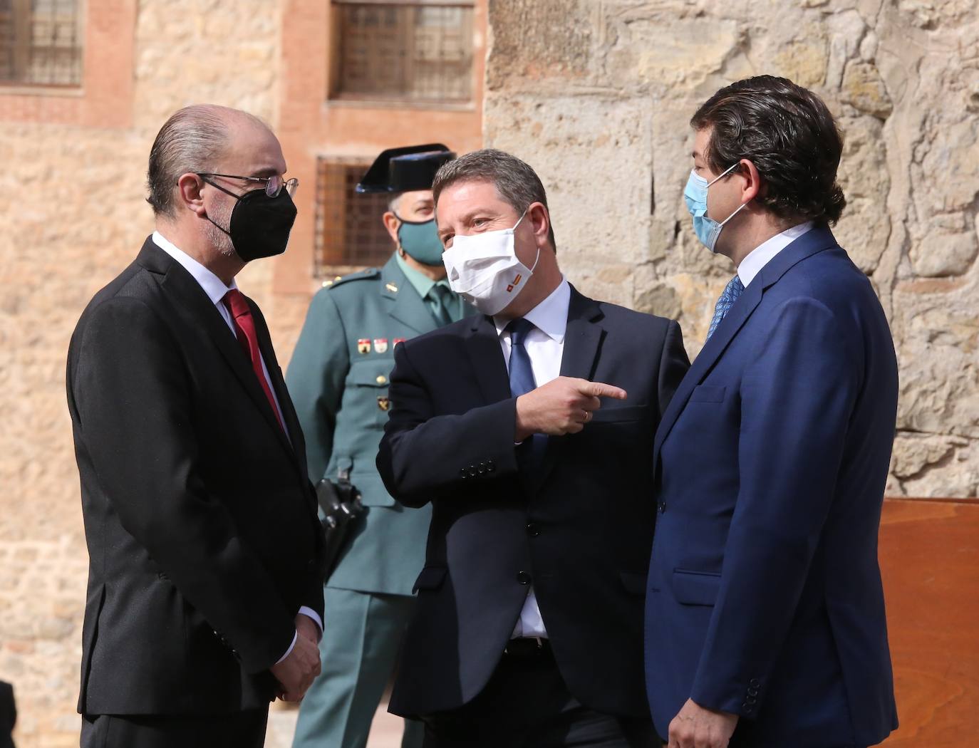 El presidente de la Junta de Castilla y León, Alfonso Fernández Mañueco, el presidente del Gobierno de Aragón, Javier Lambán, y el presidente de la Junta de Comunidades de Castilla-La Mancha, Emiliano García-Page, se hacen un selfie abres de reunirse en Albarracín (Teruel).