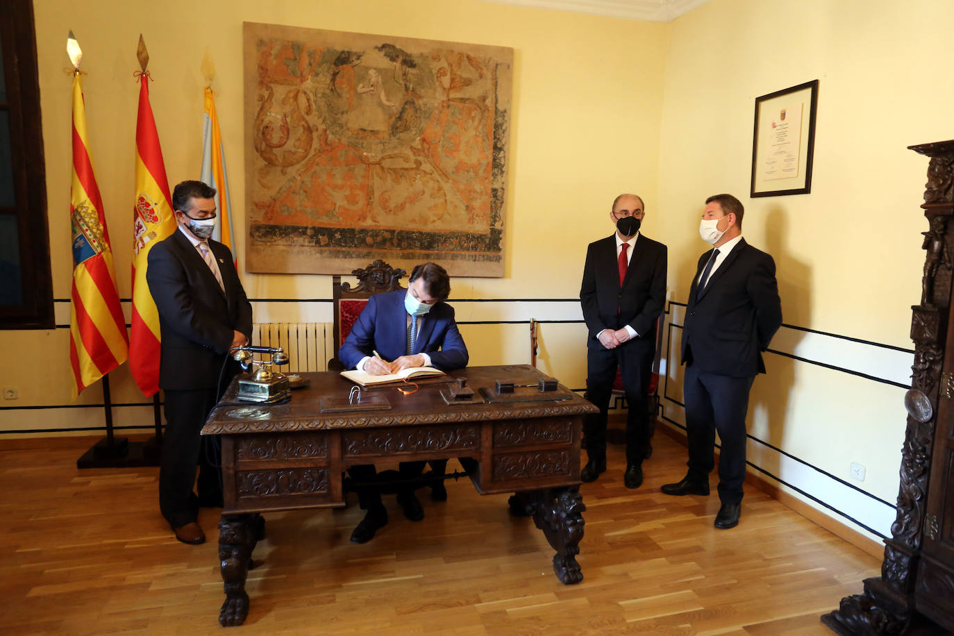 El presidente de la Junta de Castilla y León, Alfonso Fernández Mañueco, el presidente del Gobierno de Aragón, Javier Lambán, y el presidente de la Junta de Comunidades de Castilla-La Mancha, Emiliano García-Page, se hacen un selfie abres de reunirse en Albarracín (Teruel).