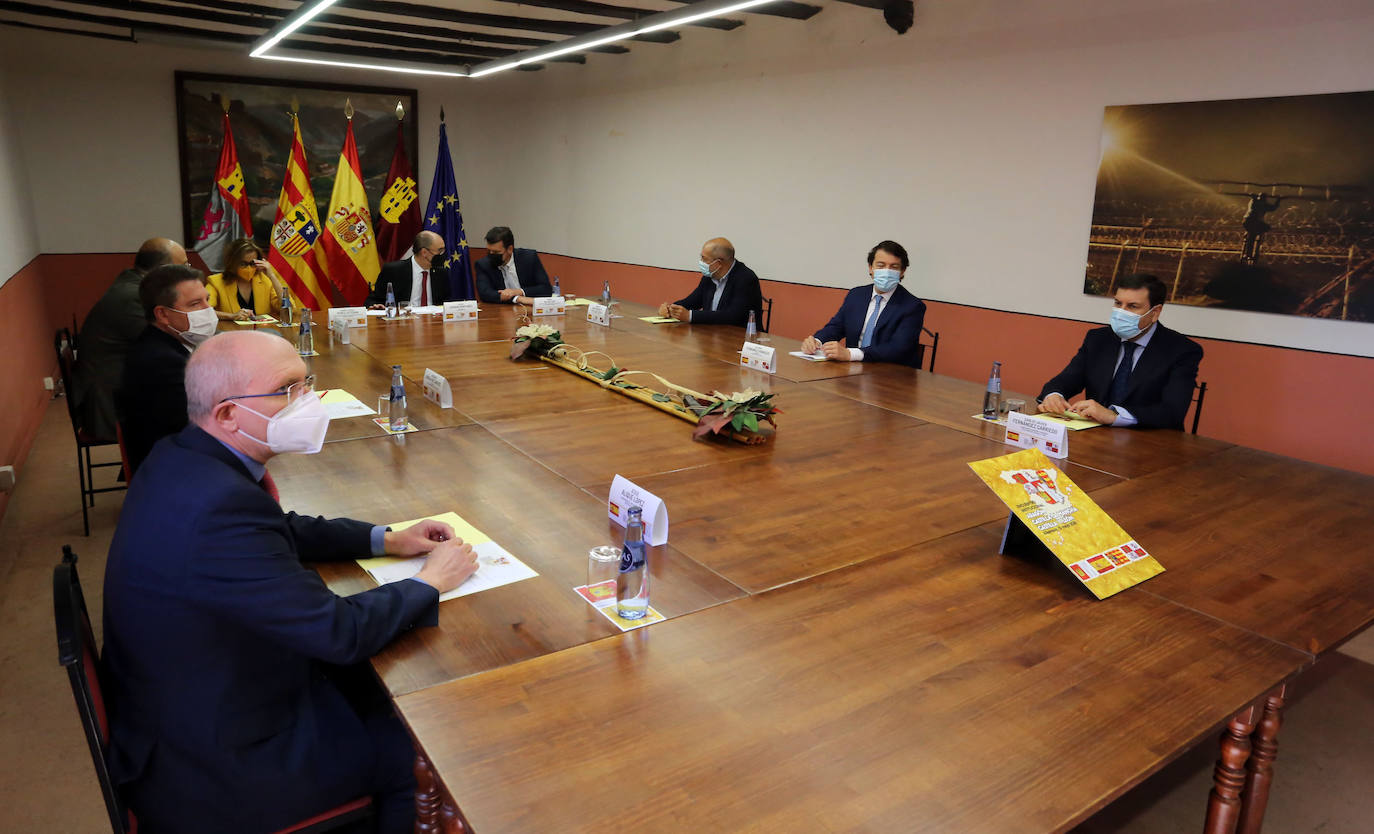 El presidente de la Junta de Castilla y León, Alfonso Fernández Mañueco, el presidente del Gobierno de Aragón, Javier Lambán, y el presidente de la Junta de Comunidades de Castilla-La Mancha, Emiliano García-Page, se hacen un selfie abres de reunirse en Albarracín (Teruel).