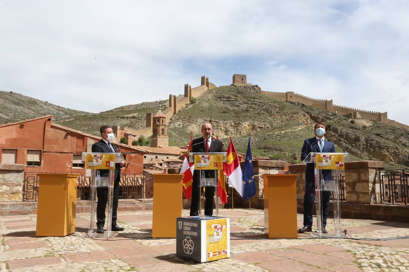 El presidente de la Junta de Castilla y León, Alfonso Fernández Mañueco, el presidente del Gobierno de Aragón, Javier Lambán, y el presidente de la Junta de Comunidades de Castilla-La Mancha, Emiliano García-Page, se hacen un selfie abres de reunirse en Albarracín (Teruel).