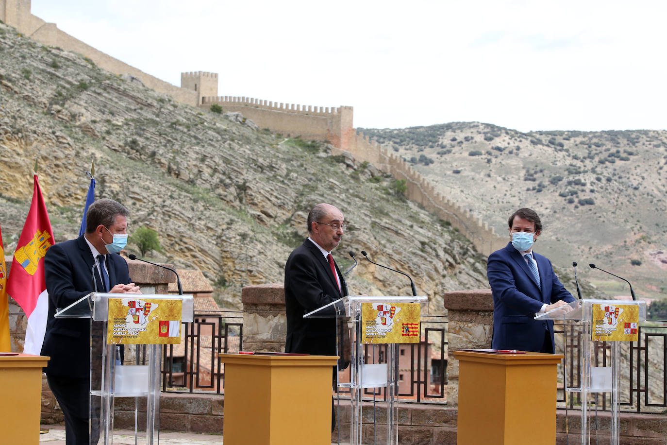 El presidente de la Junta de Castilla y León, Alfonso Fernández Mañueco, el presidente del Gobierno de Aragón, Javier Lambán, y el presidente de la Junta de Comunidades de Castilla-La Mancha, Emiliano García-Page, se hacen un selfie abres de reunirse en Albarracín (Teruel).