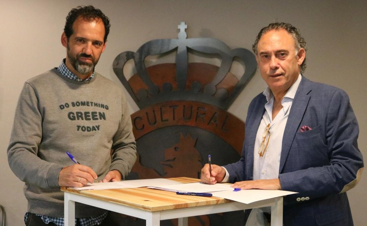 Ramón González, entrenador de la Cultural, y Felipe Llamazares, director general del club, en la firma del acuerdo.