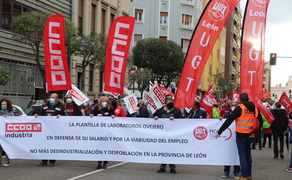 Centenares de personas participan en la marcha por el futuro de Laboratorios Ovejero.