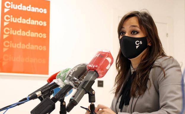 La portavoz de Ciudadanos en la Diputación de León, Gemma Villaroel, durante la rueda de prensa. 