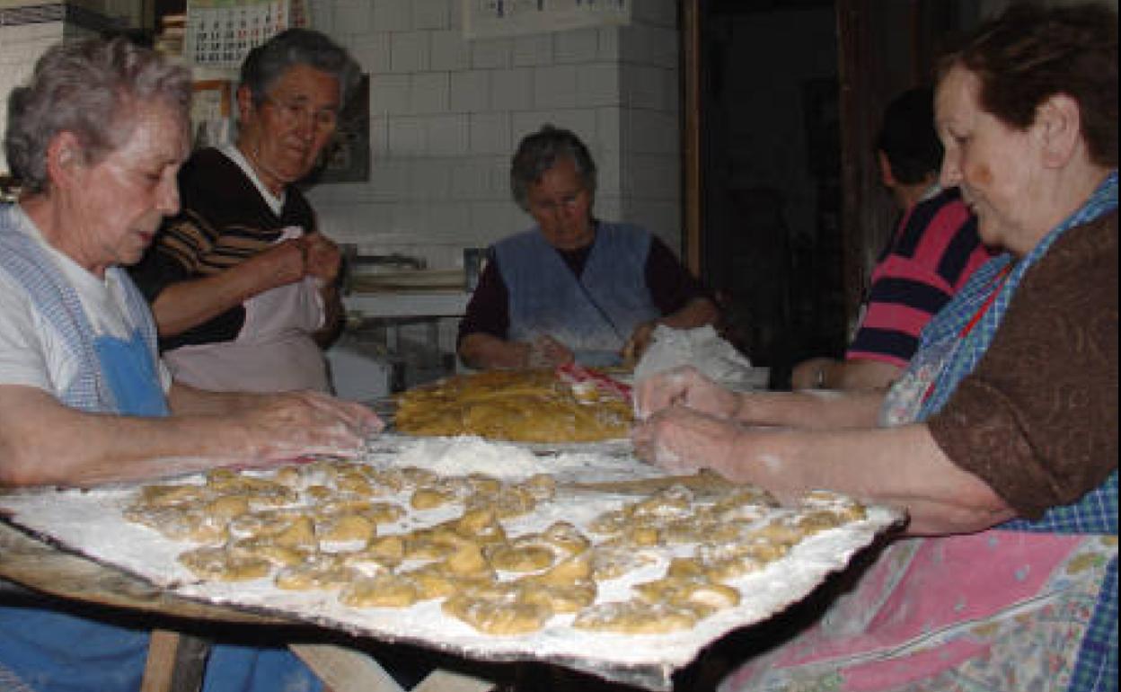 Mujeres de Quintana del Pidio elaborando las tradicionales pajarillas.