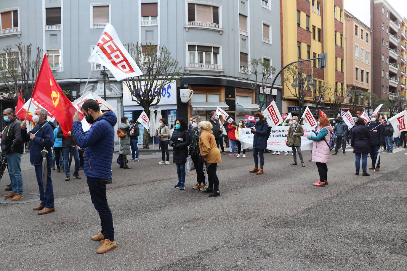 La manifestación recorre las calles ante las dudas en el futuro de Laboratorios Ovejero.
