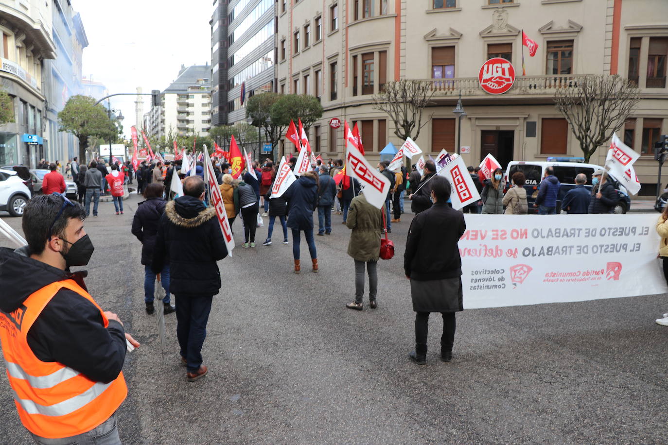 La manifestación recorre las calles ante las dudas en el futuro de Laboratorios Ovejero.