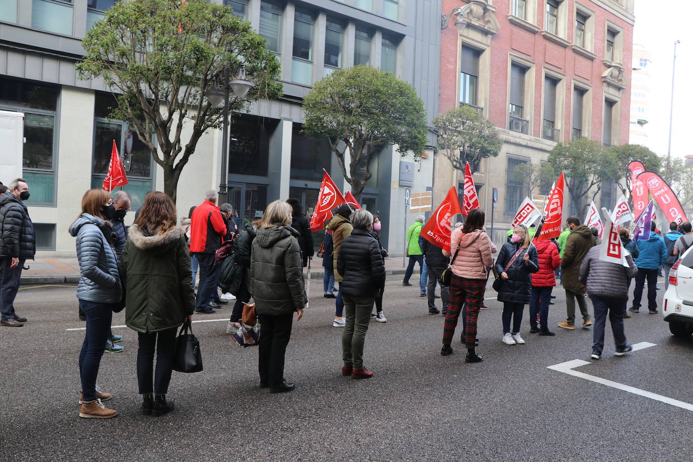 La manifestación recorre las calles ante las dudas en el futuro de Laboratorios Ovejero.