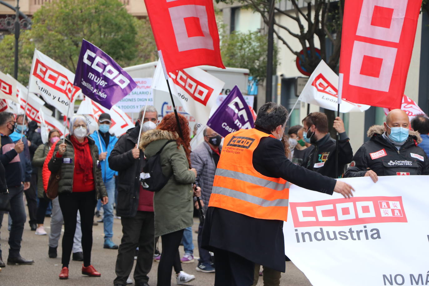 La manifestación recorre las calles ante las dudas en el futuro de Laboratorios Ovejero.
