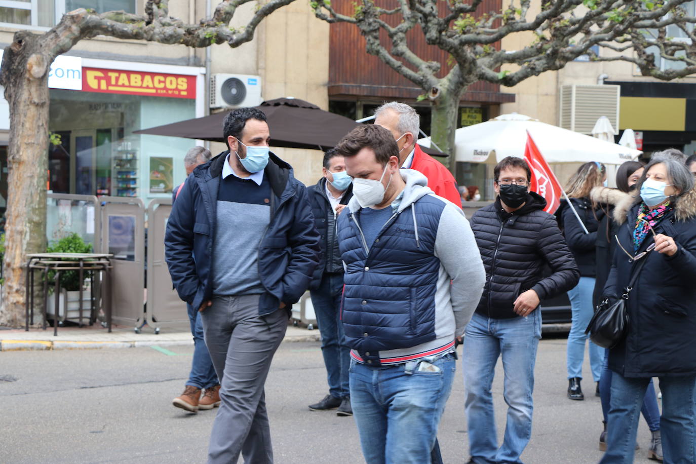 La manifestación recorre las calles ante las dudas en el futuro de Laboratorios Ovejero.